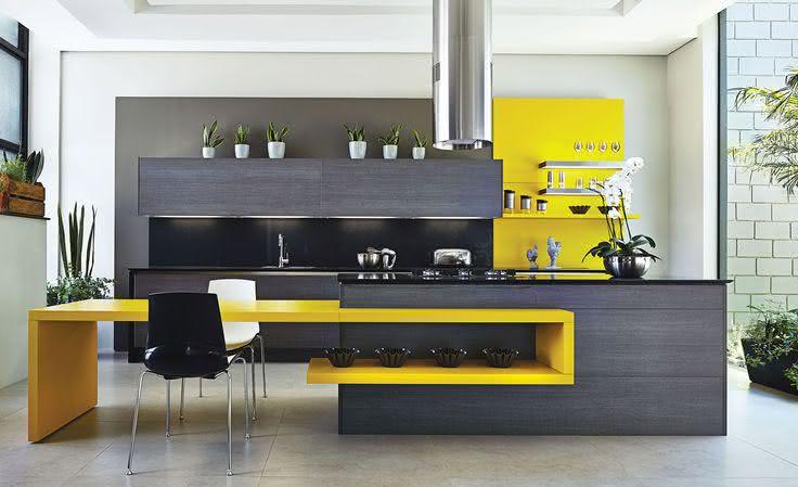 decoracao de interiores cozinha moderna:Imagem 13 – Cozinha com ilha central preta e mesa embutida em decoracao de interiores cozinha moderna:Imagem 13 – Cozinha com ilha central preta e mesa embutida em