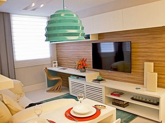 Sala De Tv Com Escritorio ~ Imagem 77 – Sala de estar pequena com painel branco e prateleiras Sala De Tv Com Escritorio ~ Imagem 77 – Sala de estar pequena com painel branco e prateleiras