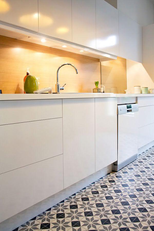 50 cozinhas com azulejos inspiradores para seu projeto