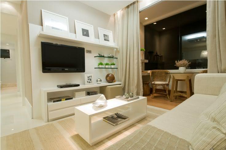 Imagem 77 – Sala de estar pequena com painel branco e prateleiras Sala De Estar Clean Pequena ~ Imagem 77 – Sala de estar pequena com painel branco e prateleiras