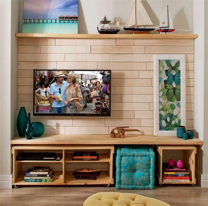 Imagem 25 – Sala de TV com bancada e caixotes de madeira Sala De Tv Pequena Com Rack ~ Imagem 25 – Sala de TV com bancada e caixotes de madeira