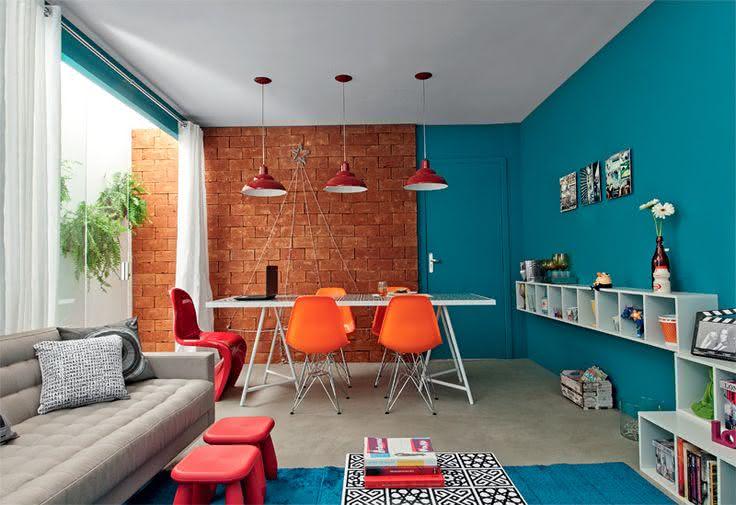Imagem 25 – Tapete azul na sala de estar com estilo jovial Sala De Estar Azul E Bege ~ Imagem 25 – Tapete azul na sala de estar com estilo jovial