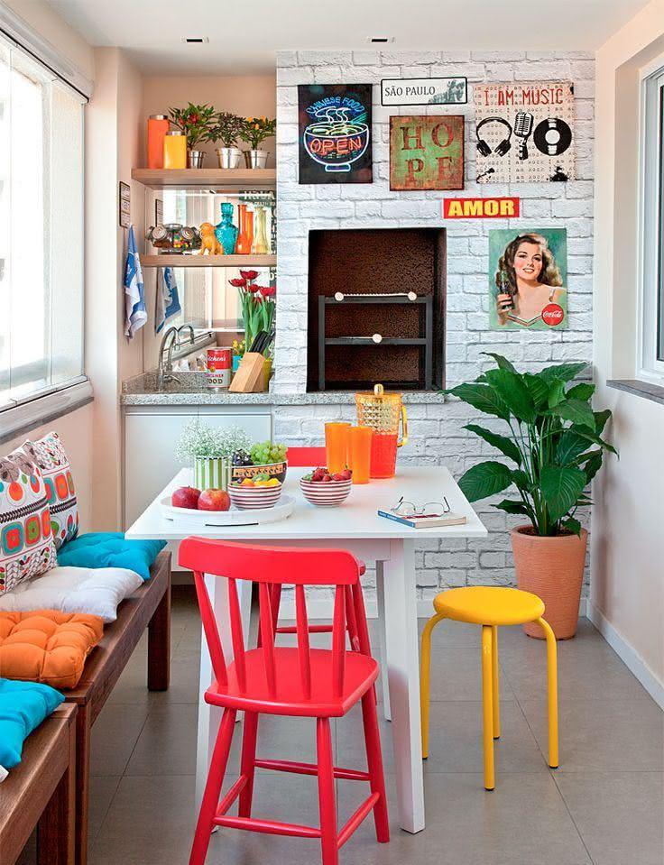 Imagem 16 – Decoração vintage com carrinho bar na sala de estar Sala De Jantar Estilo Retro ~ Imagem 16 – Decoração vintage com carrinho bar na sala de estar