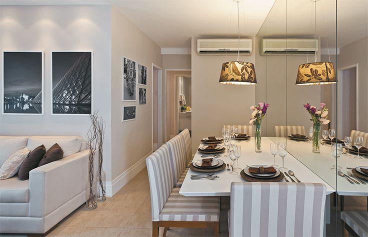 Espelho Para Sala De Jantar Em Bh ~ Imagem 25 – Sala de jantar com espelho cobrindo parede inteira Espelho Para Sala De Jantar Em Bh ~ Imagem 25 – Sala de jantar com espelho cobrindo parede inteira