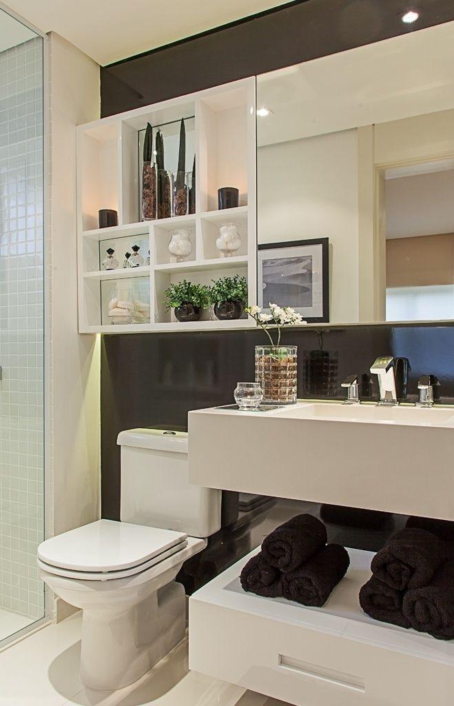  Banheiro cinza e branco que comporta qualquer estilo de residência