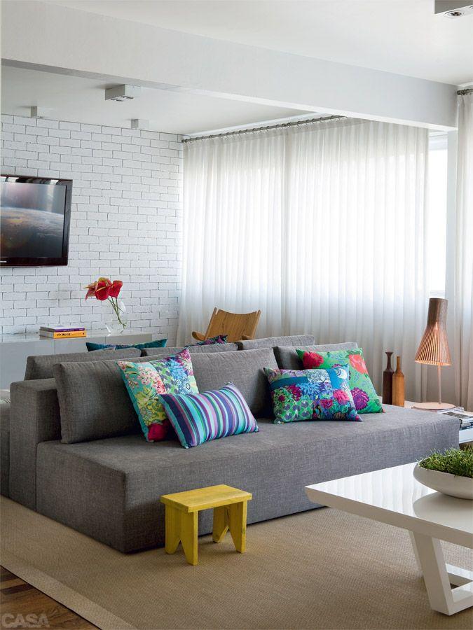 42 – A escolha do cinza grafite deixa a sala com um ar mais séri Decoracao De Sala De Tv Com Sofa Cinza ~ 42 – A escolha do cinza grafite deixa a sala com um ar mais séri