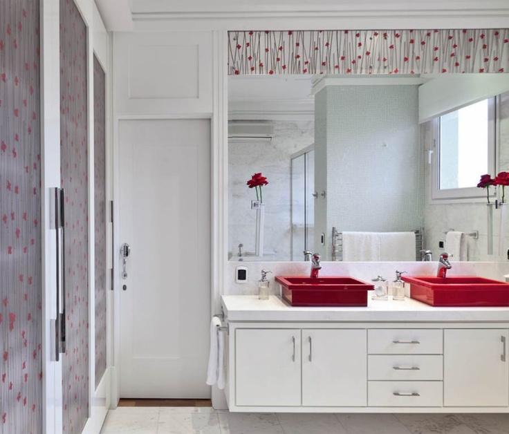 60 Banheiros Vermelhos Lindos para se Inspirar -> Banheiro Pequeno Branco Com Vermelho 60 Banheiros Vermelhos Lindos para se Inspirar -> Banheiro Pequeno Branco Com Vermelho