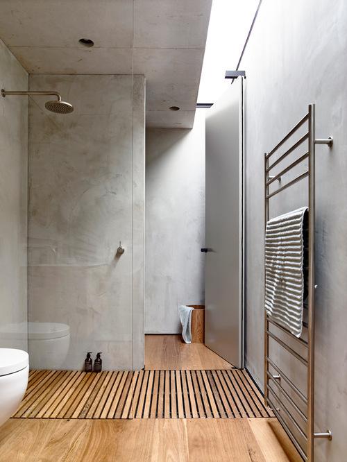 Banheiro moderno com cimento queimado e madeira.