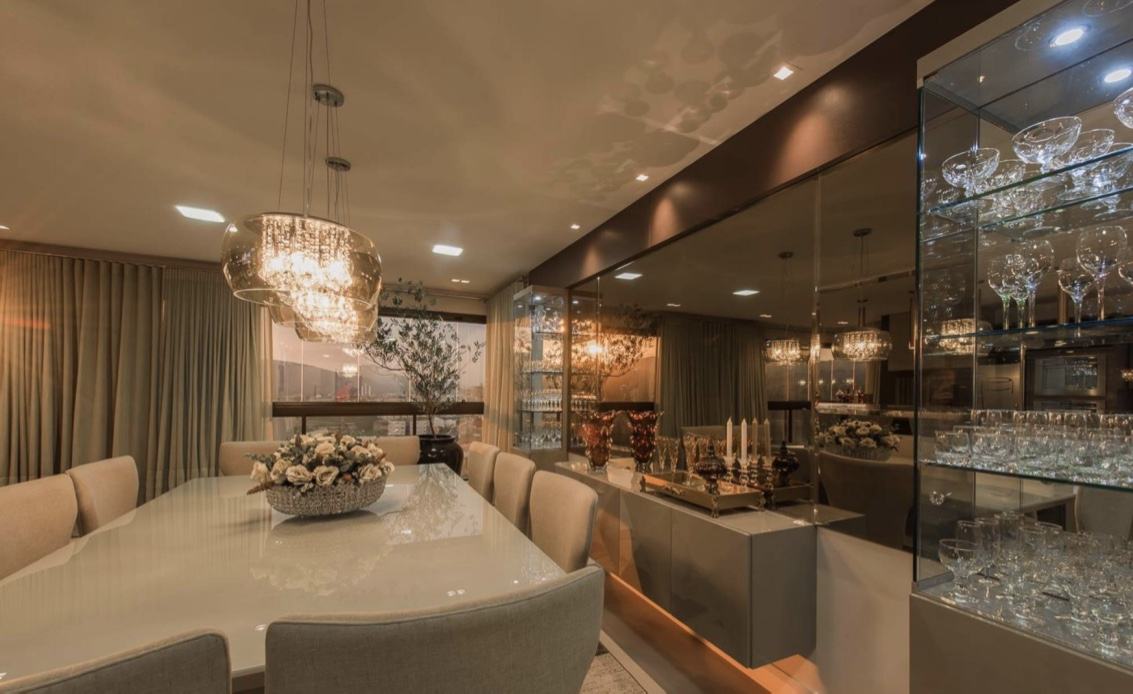 Imagem 53 – Sala de jantar moderna e sofisticada com cristaleira Sala De Jantar Sofisticada ~ Imagem 53 – Sala de jantar moderna e sofisticada com cristaleira