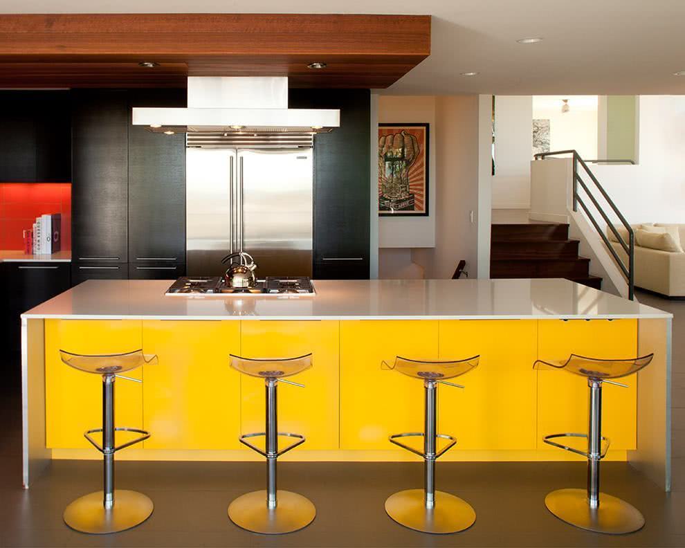 Parede com revestimento em amarelo na cozinha preta
