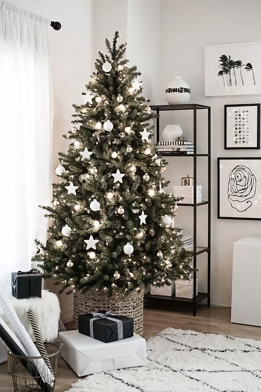 Árvore de Natal pronta para decorar sua sala de estar.