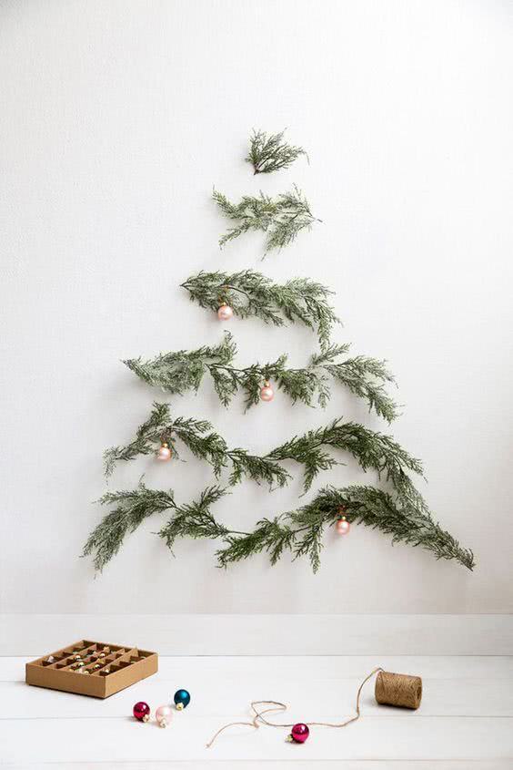 Monte uma árvore de Natal na parede de forma criativa