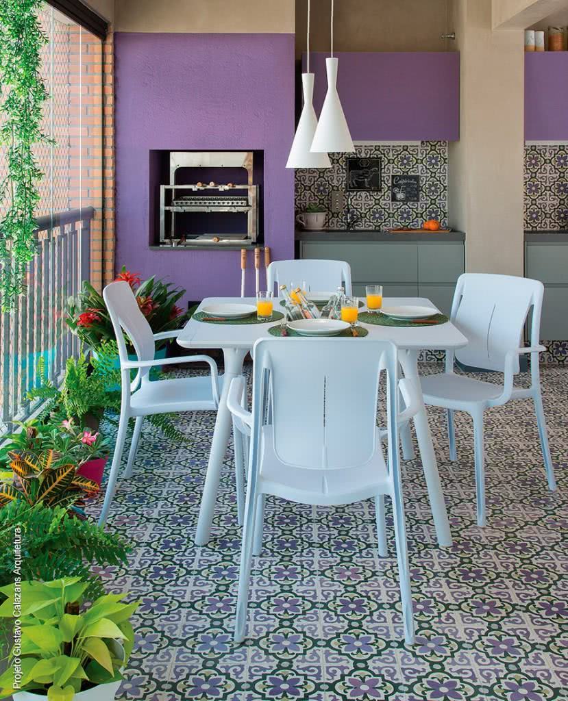 Varanda com decoração vibrante