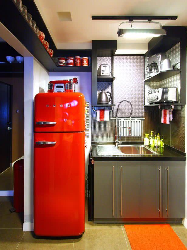 Geladeira retrô vermelha em cozinha pequena