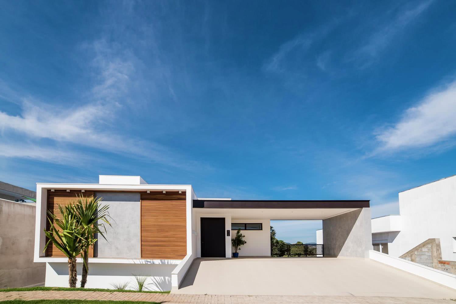 Fachada de casa térrea contemporânea revestida de madeira e