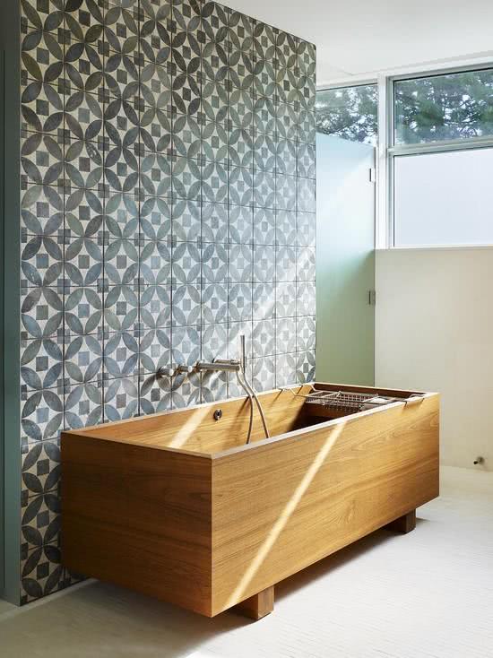 Banheiro com banheira de madeira