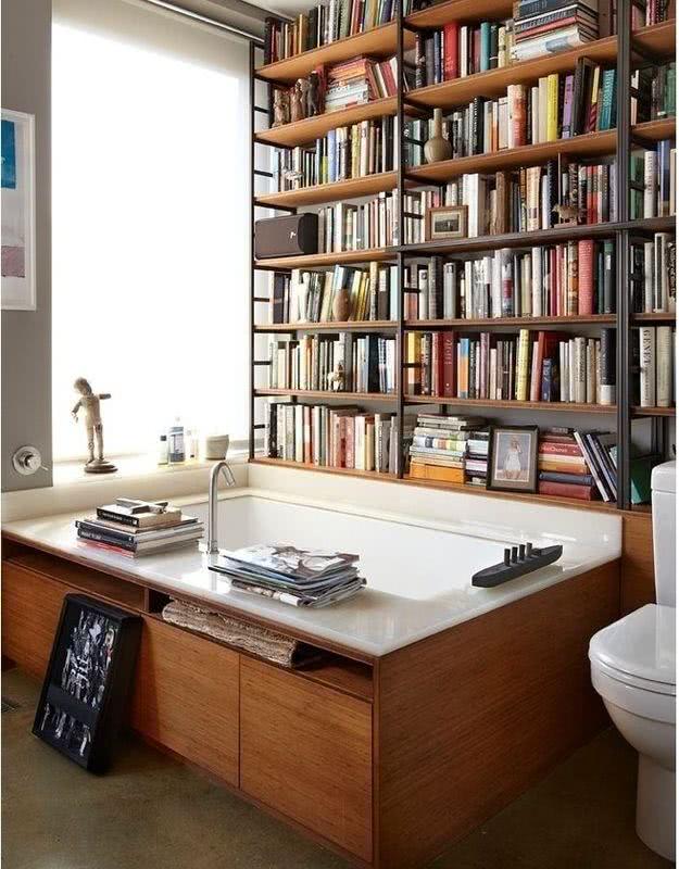 Banheira com estante de livros
