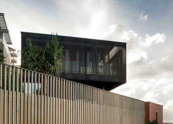Fachada de casas com muros e portões