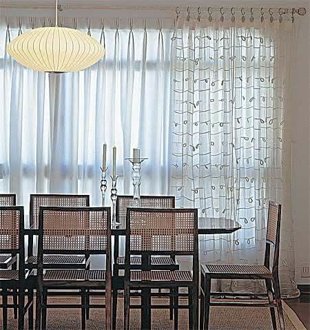 A cortina é o elemento que tem uma função muito importante, pois além de decorar ela protege contra a luminosidade no ambiente