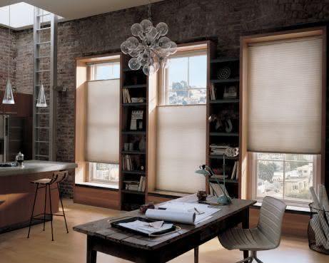 A cortina é o elemento que tem uma função muito importante, pois além de decorar ela protege contra a luminosidade no ambiente