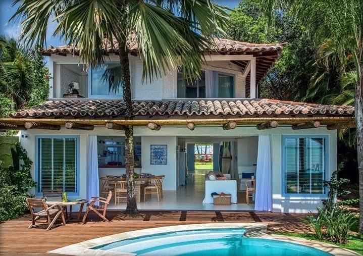 Fachada de casa de campo com estilo simples.