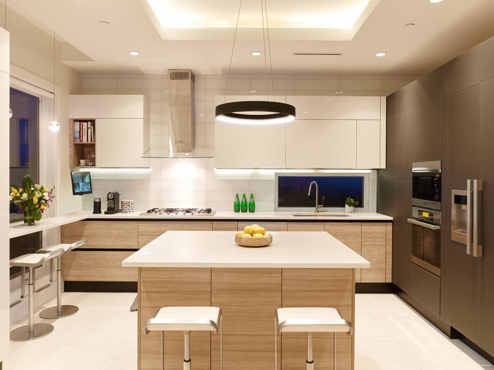 Cozinha com ilha central com armários
