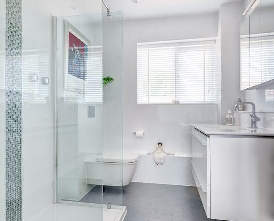 Banheiros brancos e claros Banheiros brancos e claros