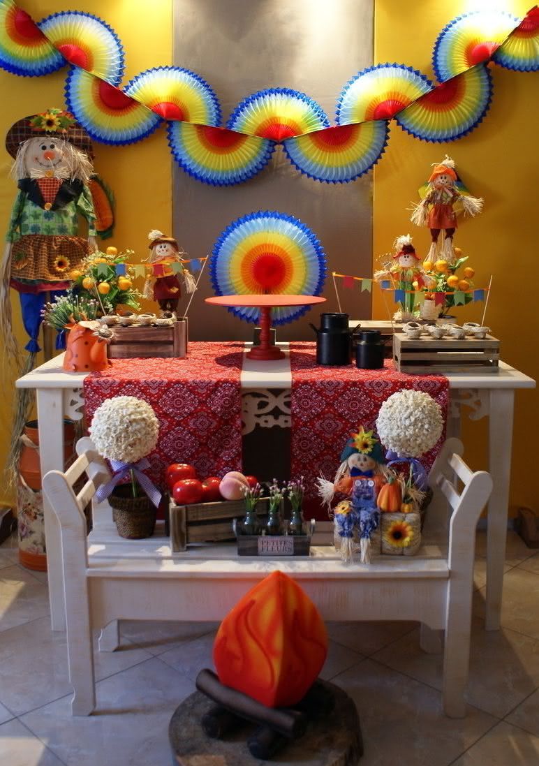 Decoração de festa junina com mesa pequena