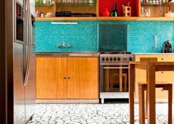 Modelos de pisos para cozinha: como escolher e 60 inspirações