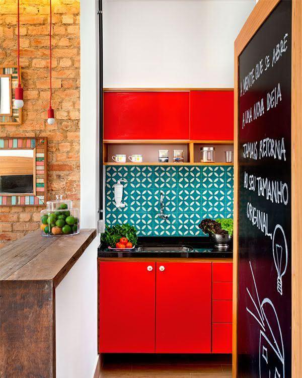 Cozinha com azulejos verdes