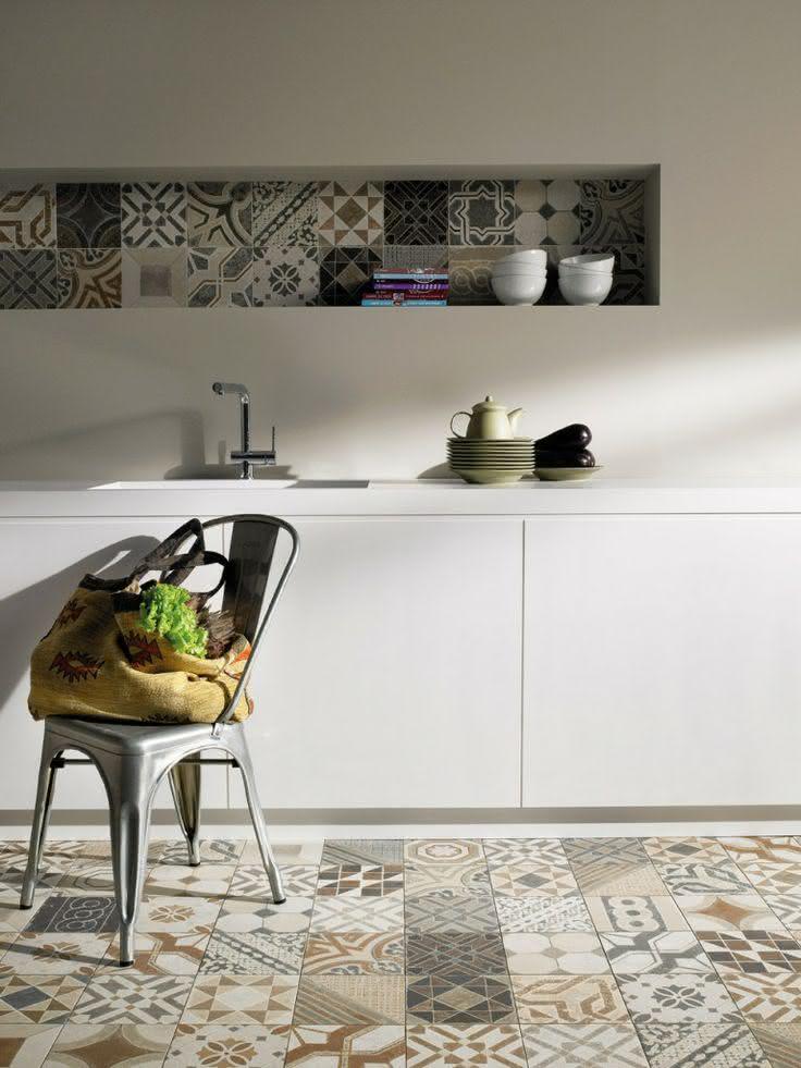 Cozinha com azulejos no piso e em nicho