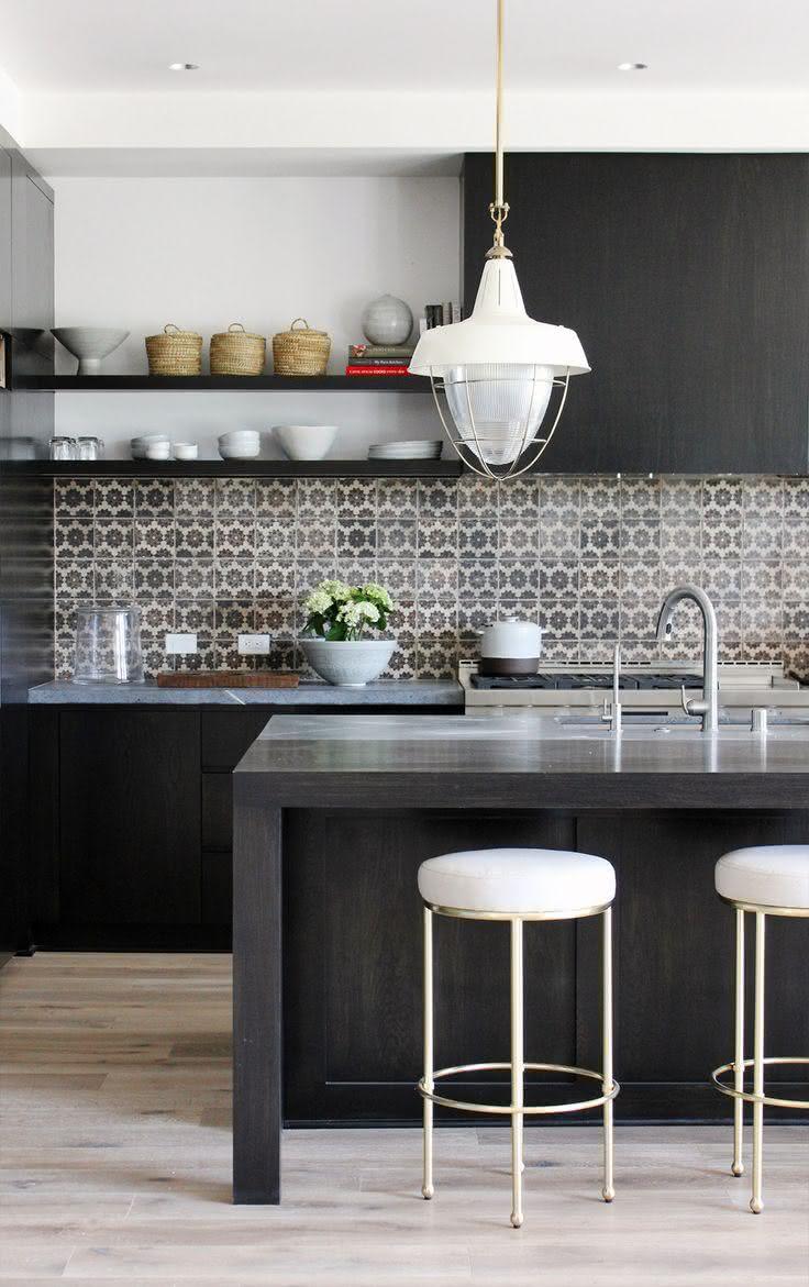 Cozinha com azulejos combinando com a cor dos móveis