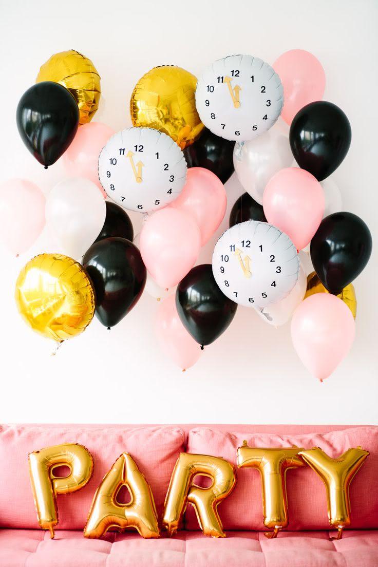 Decoração com balões em formato de relógio