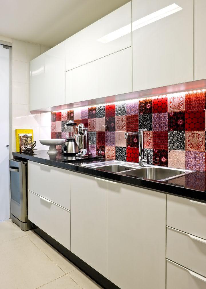 Cozinha com azulejos em estilo feminino