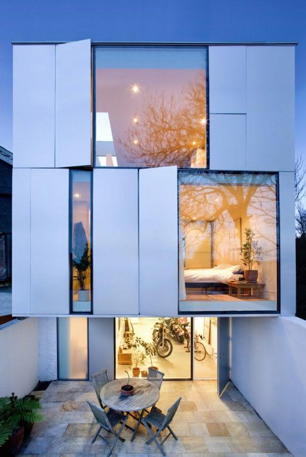 Casa feita com container com sistema de painel na fachada de vidro