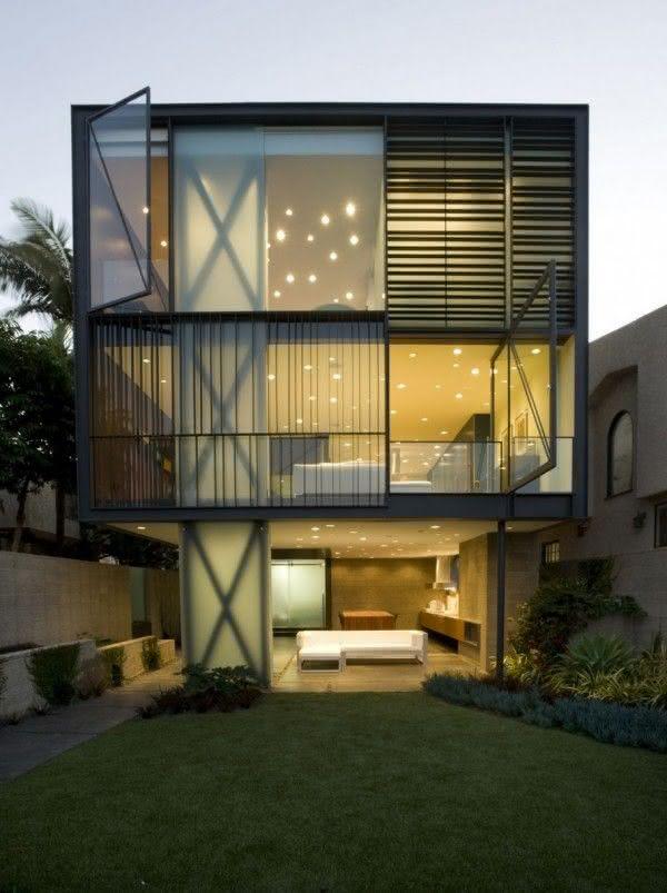 Casa feita com container com painel de vidro
