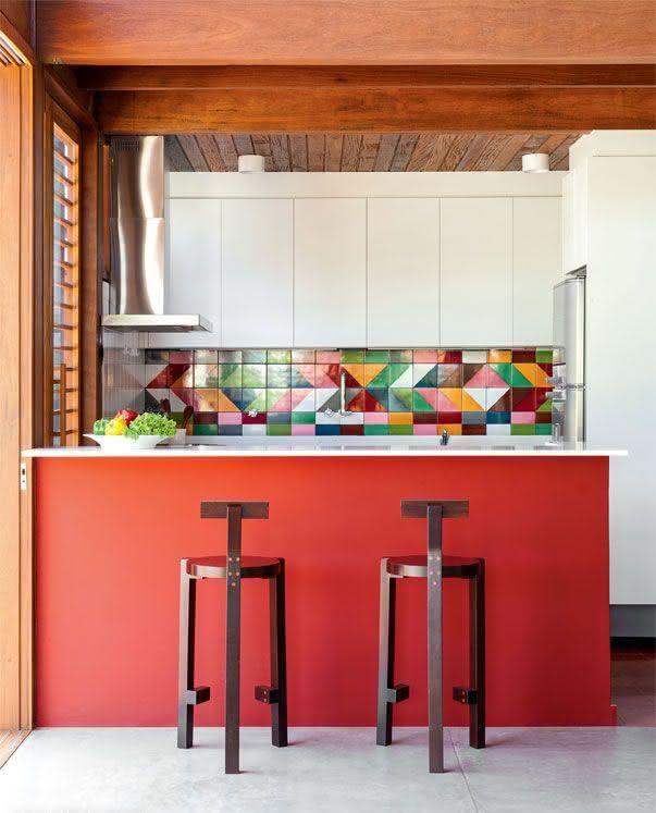 Azulejo colorido na cozinha americana.