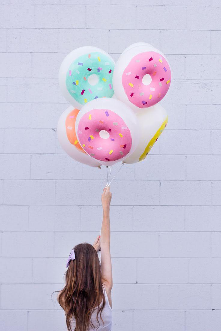 Decoração com balões com formato de donuts