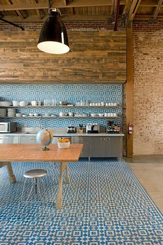 Cozinha ampla com azulejo azul