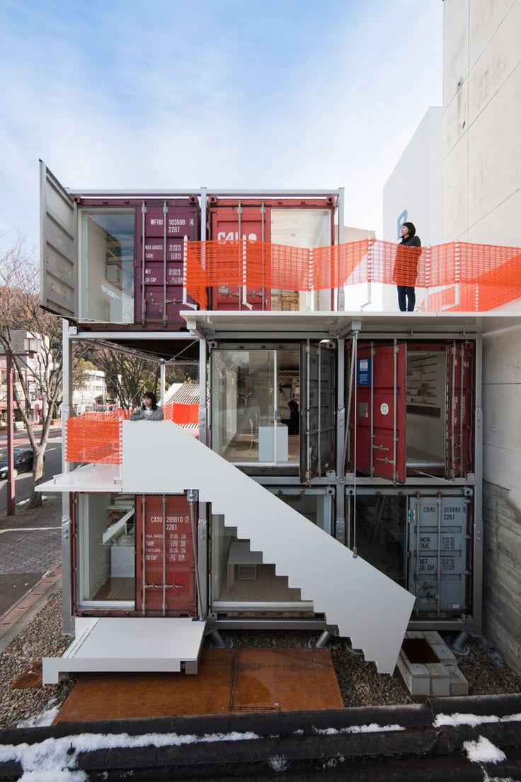 Casa feita com container com escada externa
