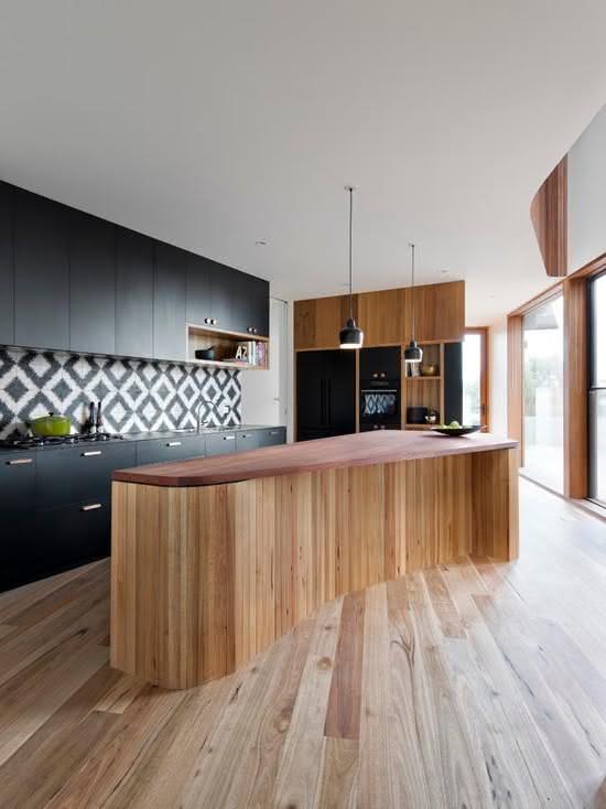 Cozinha com azulejos formando desenhos quadriculares