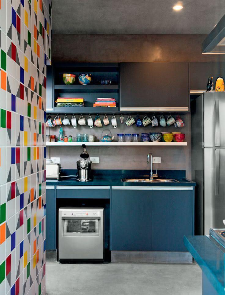 Cozinha com azulejos em desenhos geométricos