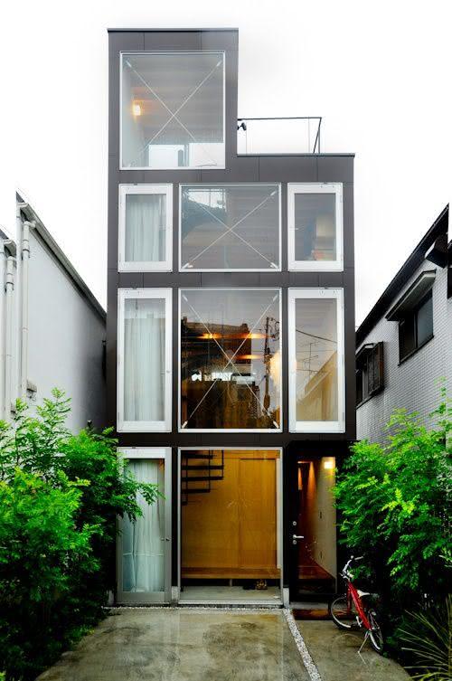 Casa feita com container com quatro pavimentos