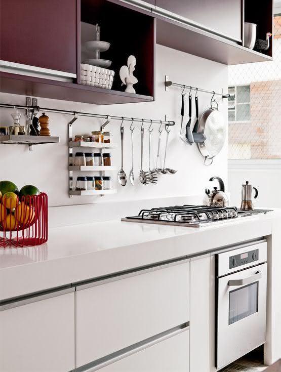 Cozinha estilosa: As louças e os acessórios compõem a decoração;