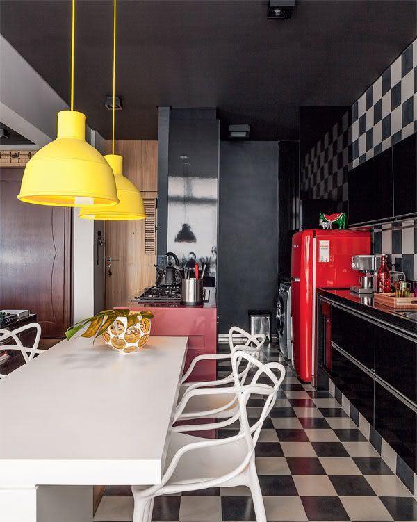 Cozinha com azulejo alternados em preto e branco