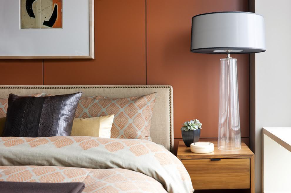 Quarto com foco na cor cobre na parede e nos detalhes da roupa de cama