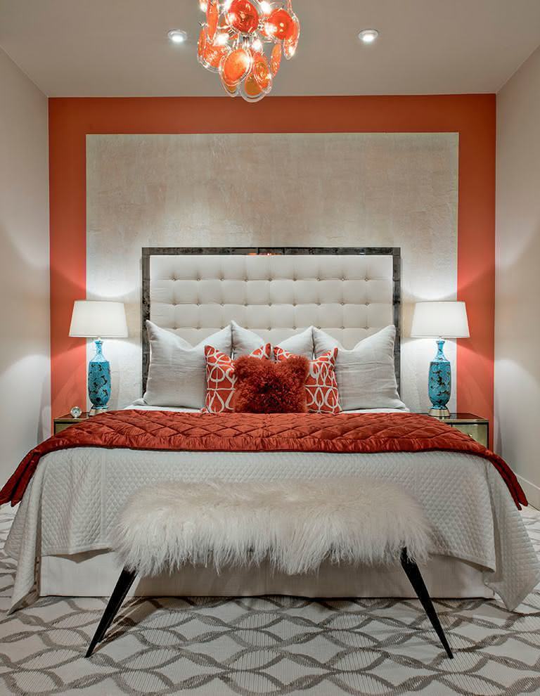 Projeto com quarto de casal com cor laranja avermelhada