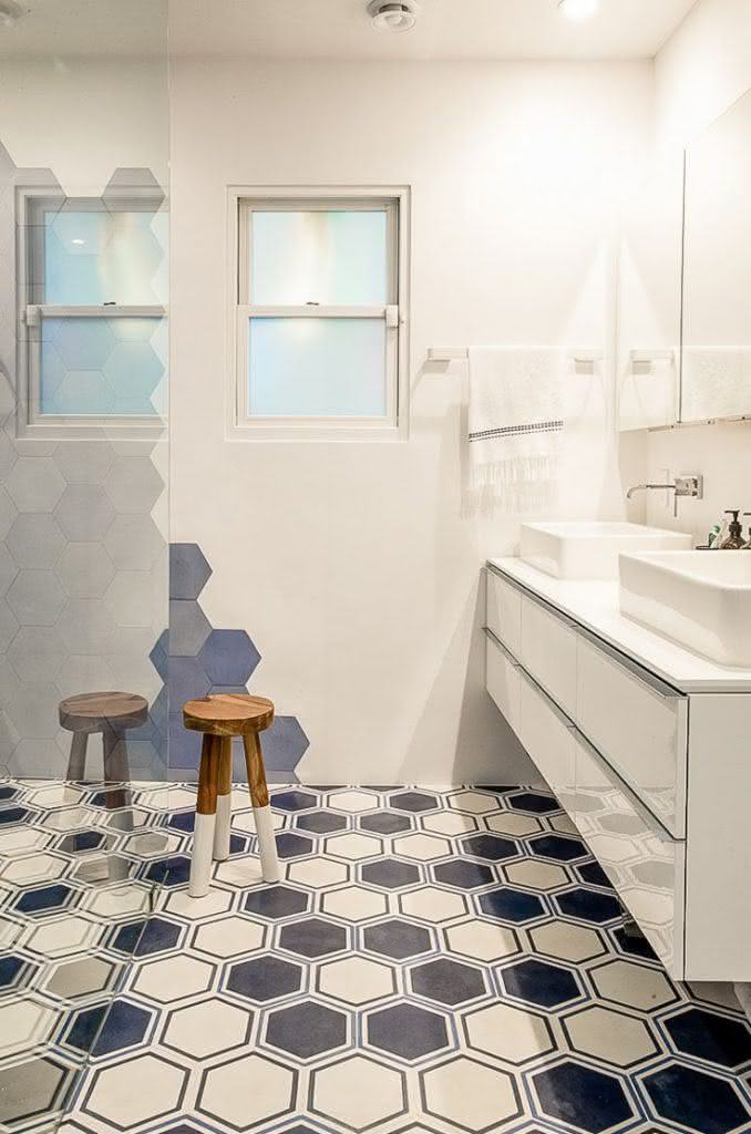 Banheiros pequenos: uma descolada paginação de azulejos é a ultima tendência em áreas molhadas.