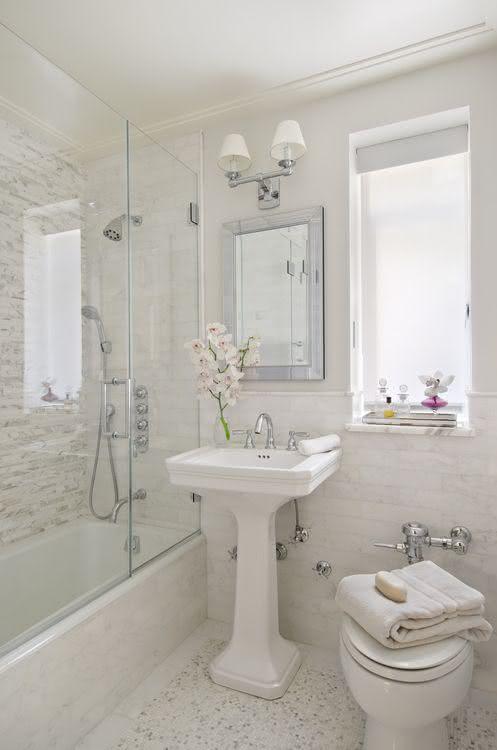 Banheiro decorado com estilo provençal.