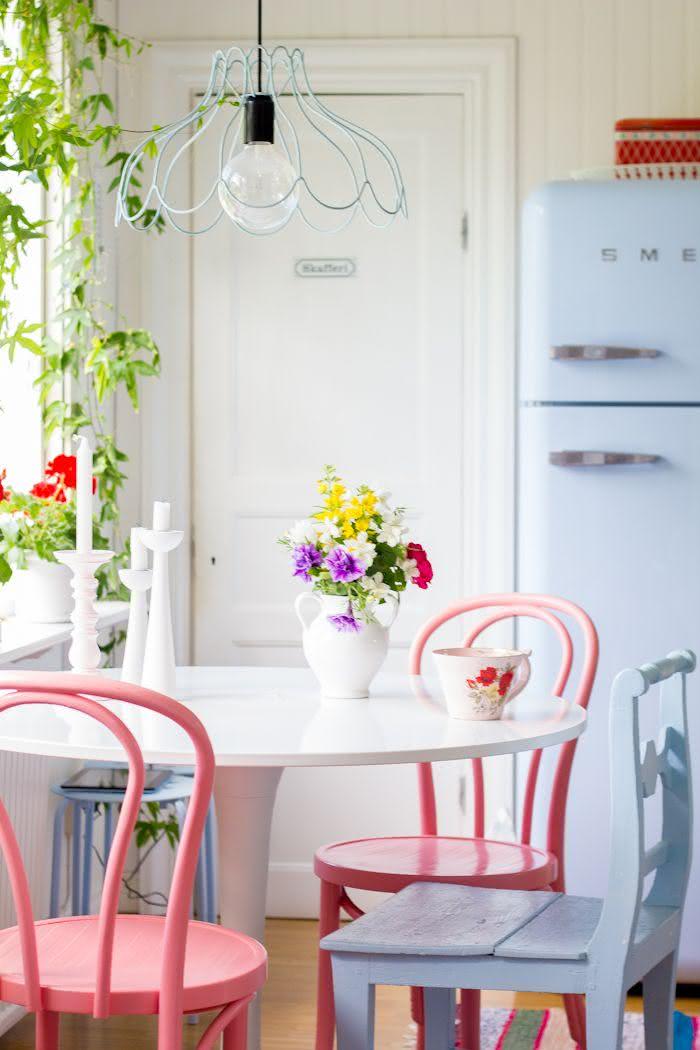 Mesa de Jantar com Cadeiras rosa e azul
